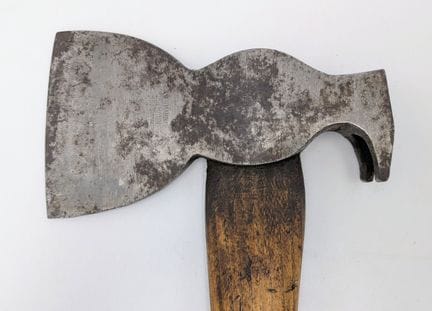 Un hacha de pionero alemana de la Segunda Guerra M