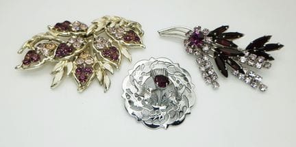 Una preciosa colección de tres broches florales de