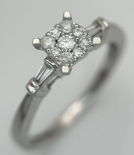 BAGUE EN OR BLANC 9 carats, SERTIE DE DIAMANTS. 0,