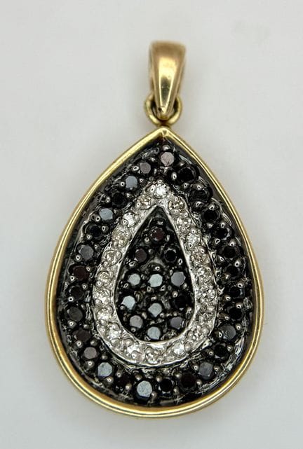 Pendentif en or jaune 9 carats, serti de diamants,
