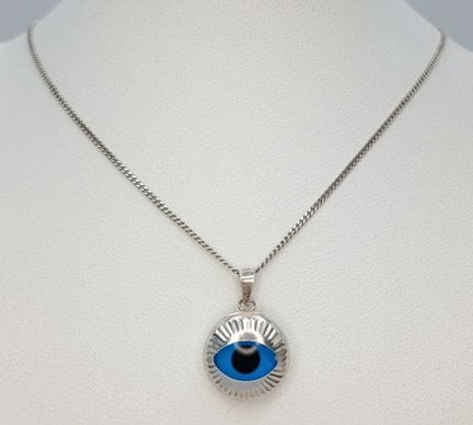 Un encantador collar con colgante de plata de ley 