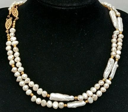 Une jolie paire de colliers composés de perles d'e