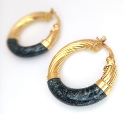 UNE PAIRE DE BOUCLES D'OREILLES EN AURÉE JAUNE 9 c