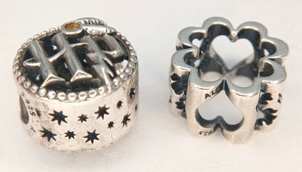 Une paire de breloques Pandora en argent sterling 
