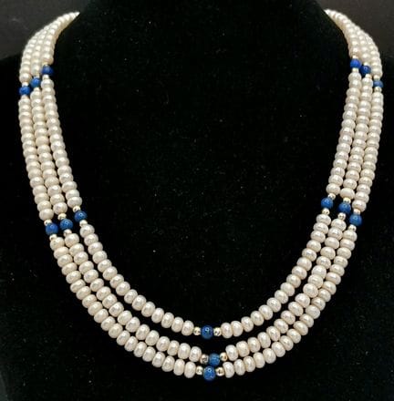 Un precioso collar de tres hileras de perlas de ag