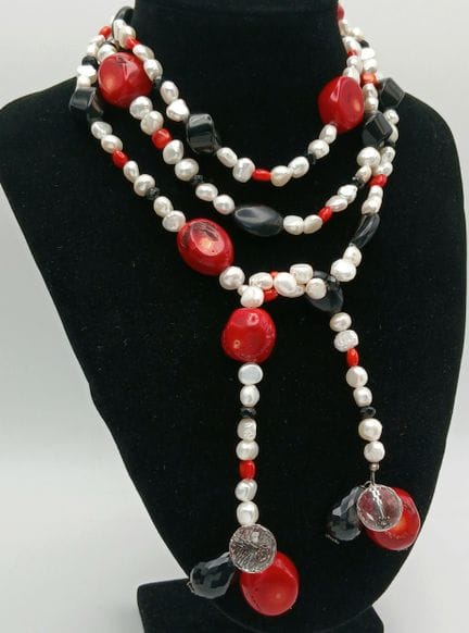 Un precioso collar tipo bufanda con múltiples pied