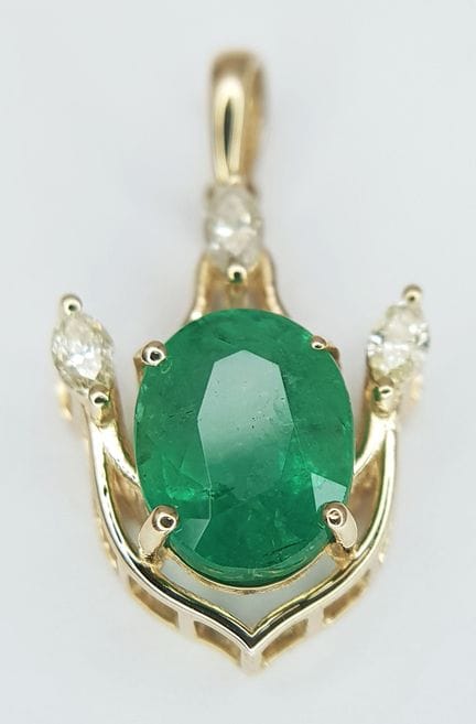 Pendentif en or jaune 14 carats serti d’une émerau