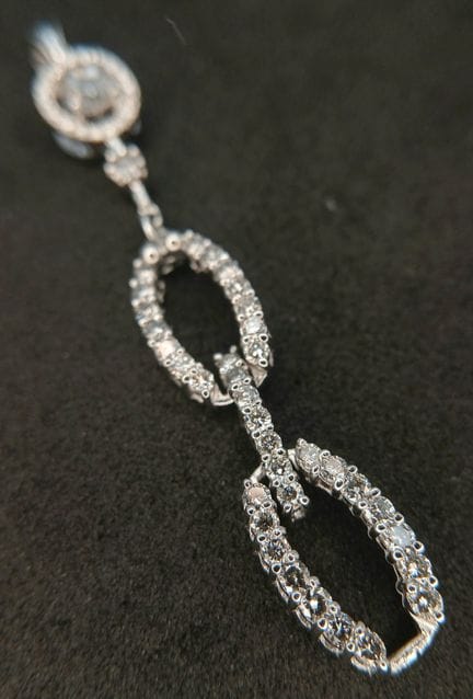 Colgante en forma de gota de oro blanco de 18 quil