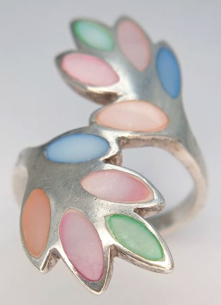 Un precioso anillo llamativo de plata con nácar mu