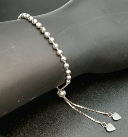 Una preciosa pulsera ajustable con cuentas de plat