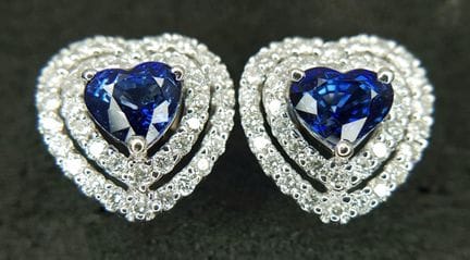 Un par de pendientes en forma de corazón de platin