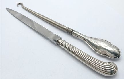 Un cuchillo y un gancho para botones antiguos con 
