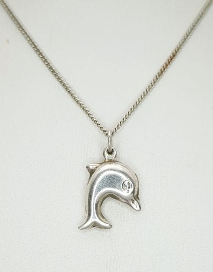 Un bonito collar con colgante de delfín de plata d