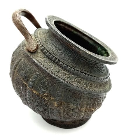 Un antico vaso inclinato in stile Kang del Kashmir