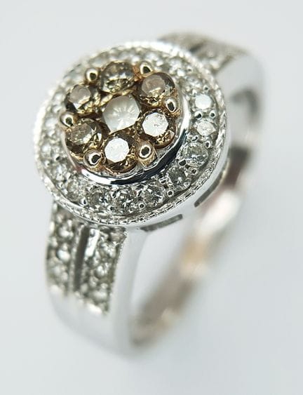 ANILLO DE ORO BLANCO DE 14 QUILATES CON DIAMANTES 