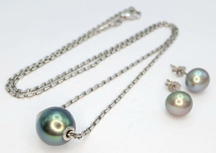 Un elegante conjunto de collar y pendientes de bot