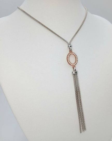 Un elegante collar con colgante de borla de plata 
