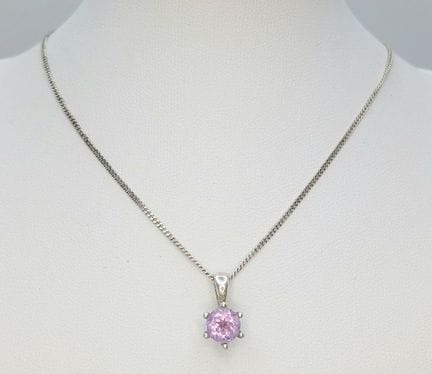 Un bonito collar con colgante de amatista en plata