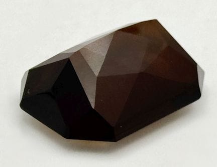 Un quartz fumé de 125,29 carats, de taille octogon