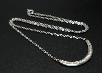 Collier en or blanc 18 carats avec pendentif Laval