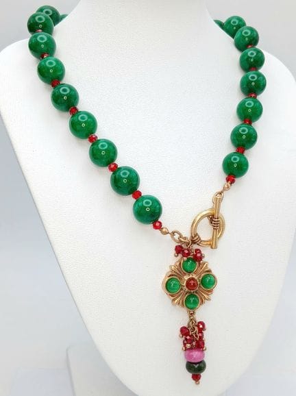 Un precioso collar con colgante en forma de flor d