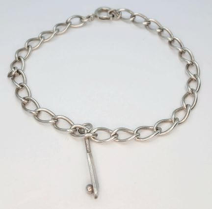 Una bonita pulsera de plata con eslabones de tipo 