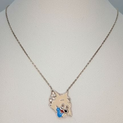 Un bonito collar con colgante de gato en plata de 