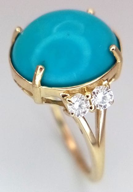 Ein Cocktailring aus 14-karätigem Gelbgold mit nat
