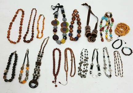 Una amplia colección de collares de bisutería y pu