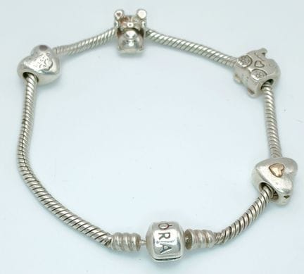 Una pulsera de moda con dijes de Pandora, de plata