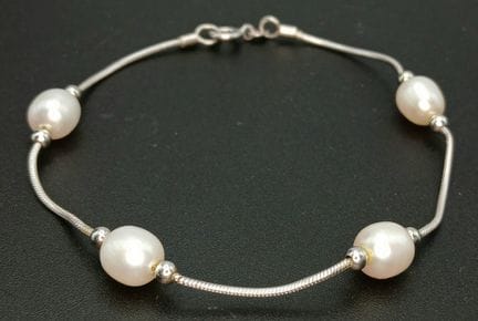 Una preciosa pulsera de plata de ley 925 con perla