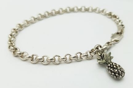 Un bracelet italien à maillons Belcher orné d'une 