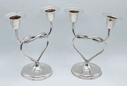 UN PAR DE FABULOSOS CANDELABROS DOBLES DE PLATA DE