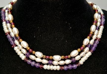 Una impresionante colección de tres collares de pe