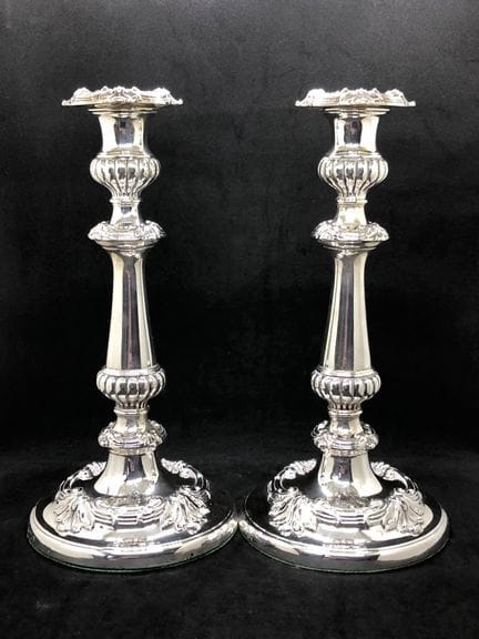 Magnífico par de candelabros ingleses de plata de 