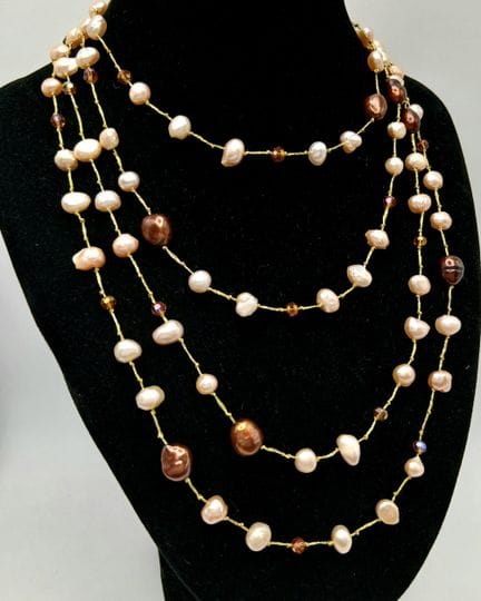 Un exquisito collar de perlas de agua dulce en ton