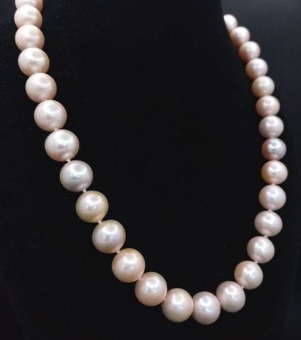 Un élégant collier composé de grosses perles d'eau