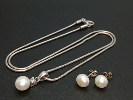 Un grazioso set composto da collana e orecchini in