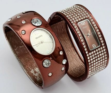 Un juego de dos relojes Henley, ambos con incrusta