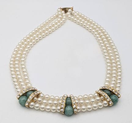 Un collar vintage de perlas de varias vueltas. Dis