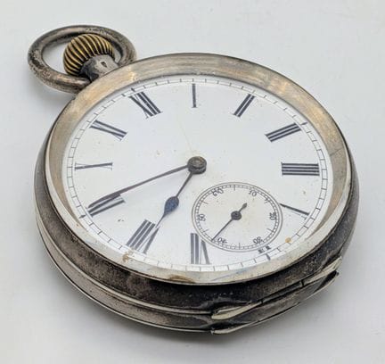 Un antico orologio da tasca continentale in argent