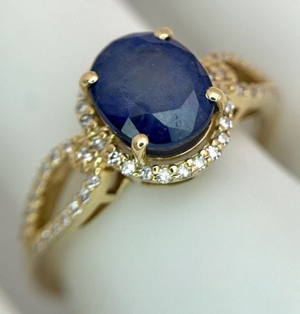 Ein Cocktailring aus 14-karätigem Gelbgold mit ein