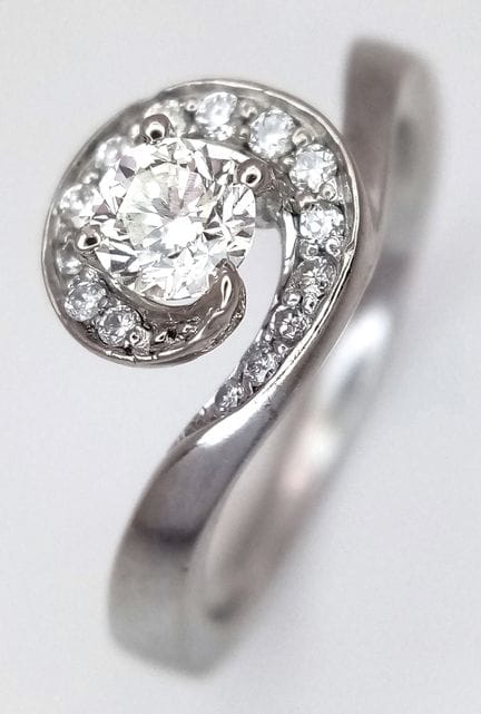 Anillo de oro blanco de 18 quilates con diseño en 
