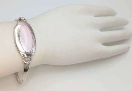 Un joli bracelet en argent 925 orné d'une pierre «