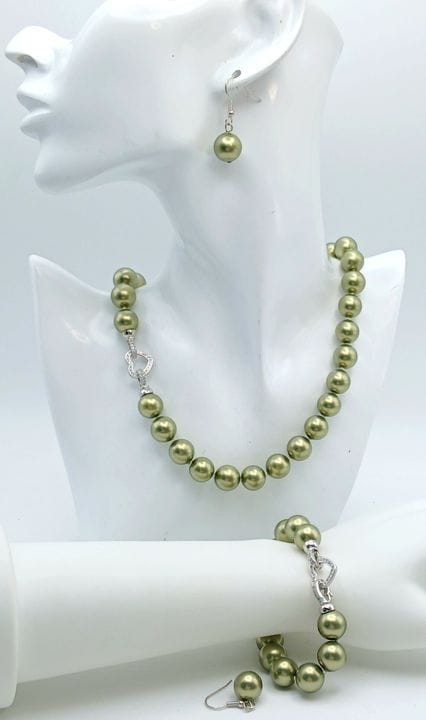 Un bonito conjunto de joyería compuesto por un col