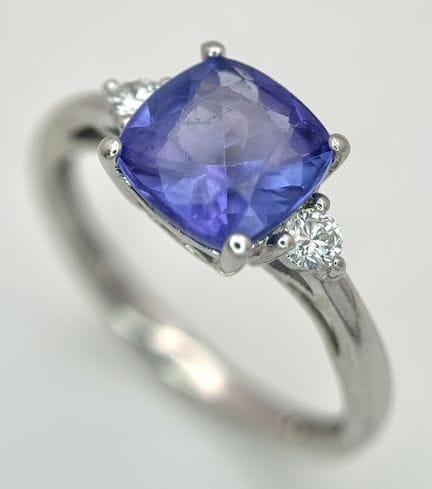 Un anillo de oro blanco de 14 quilates con diamant