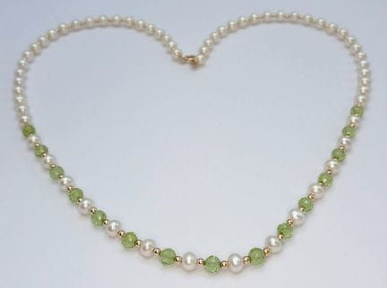 Collar de perlas cultivadas y peridotos. Perlas de