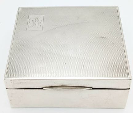 Caja de cigarrillos antigua de PLATA. Interesante 