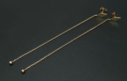 Une paire de boucles d'oreilles pendantes en or ja