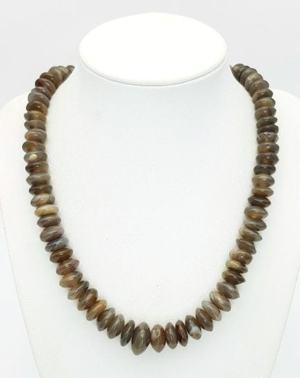Un precioso collar de cuentas de ágata marrón, de 